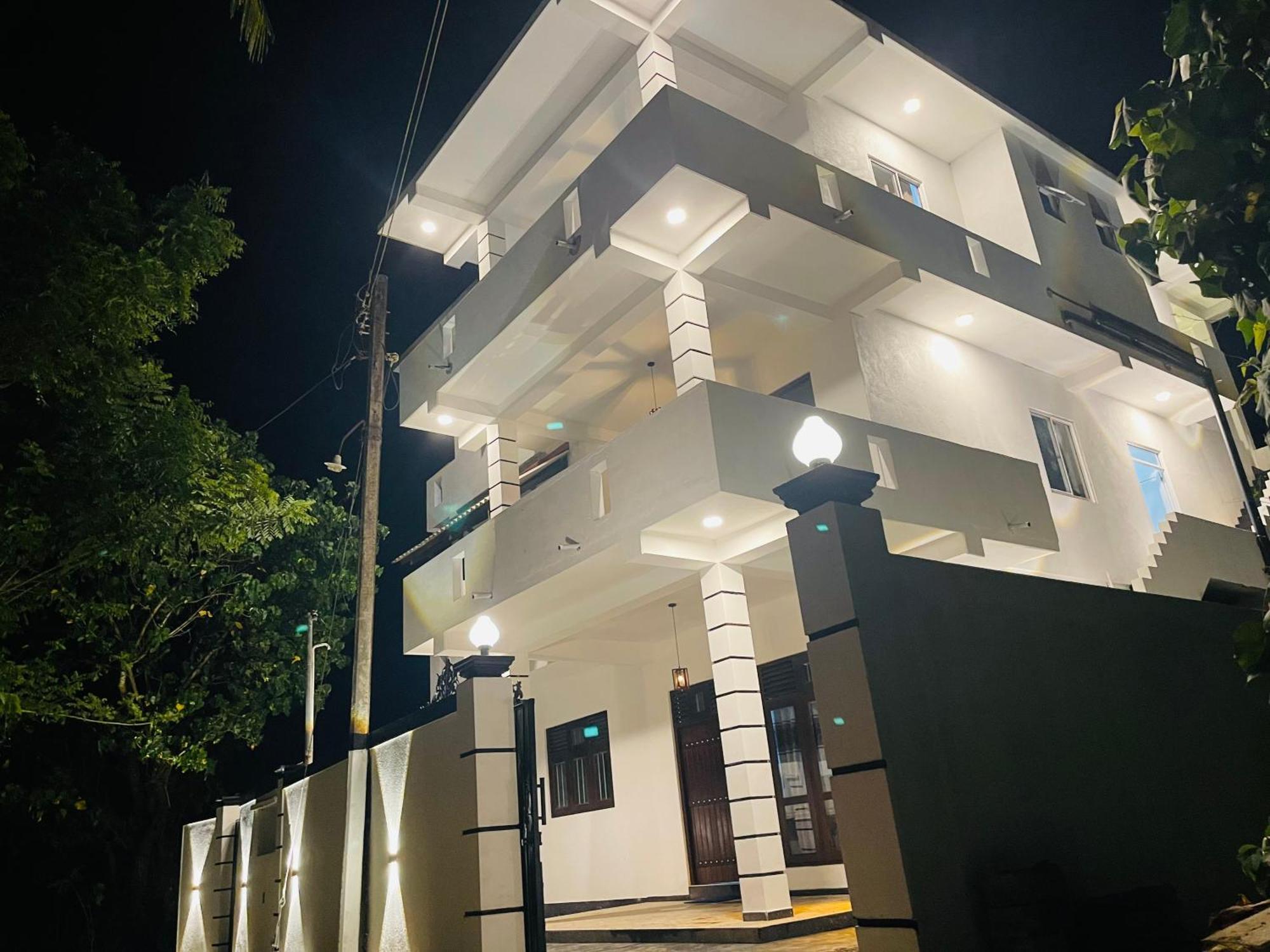 Blue Waves Ocean Mirissa Hotel Exterior photo