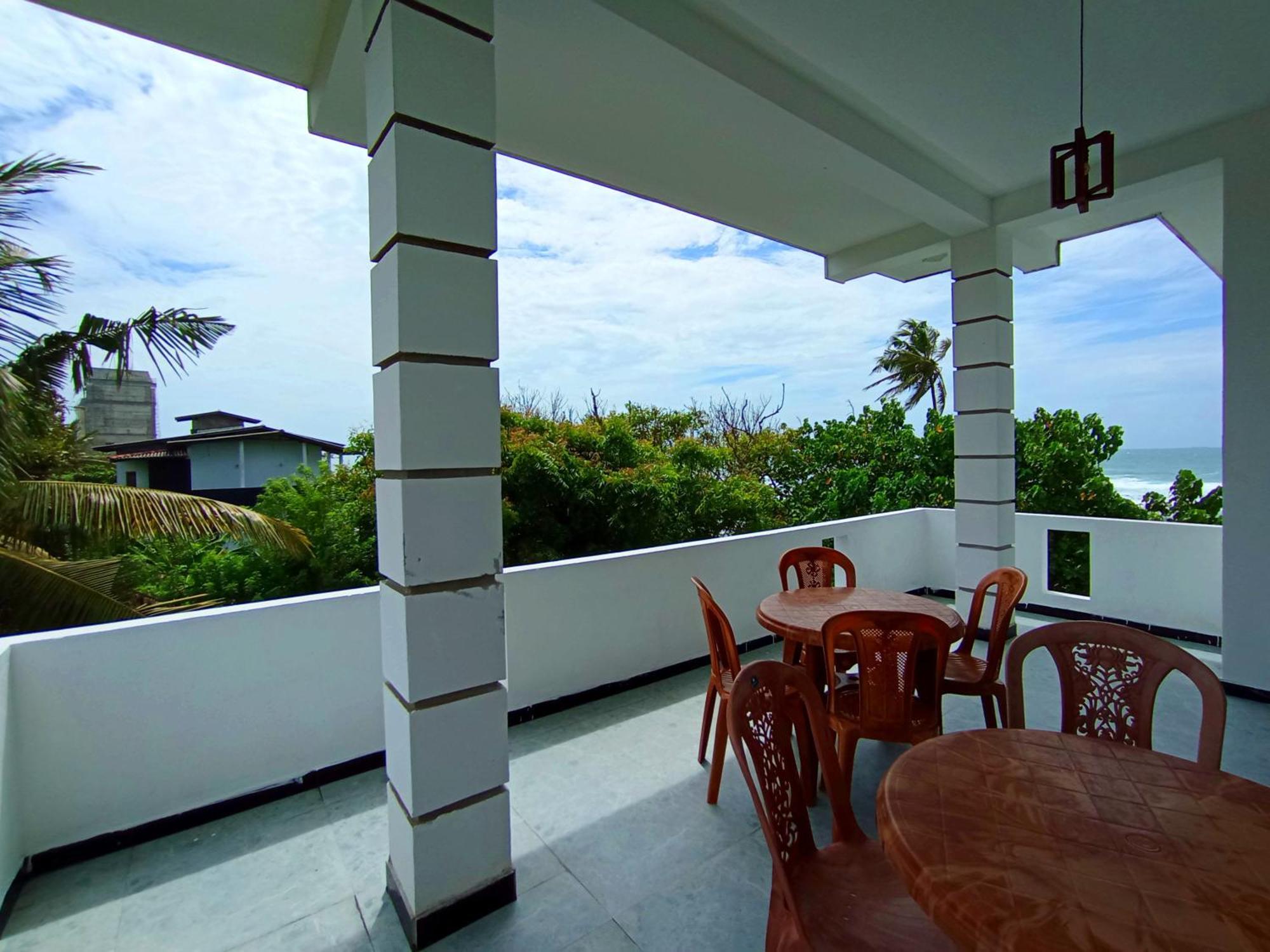 Blue Waves Ocean Mirissa Hotel Exterior photo