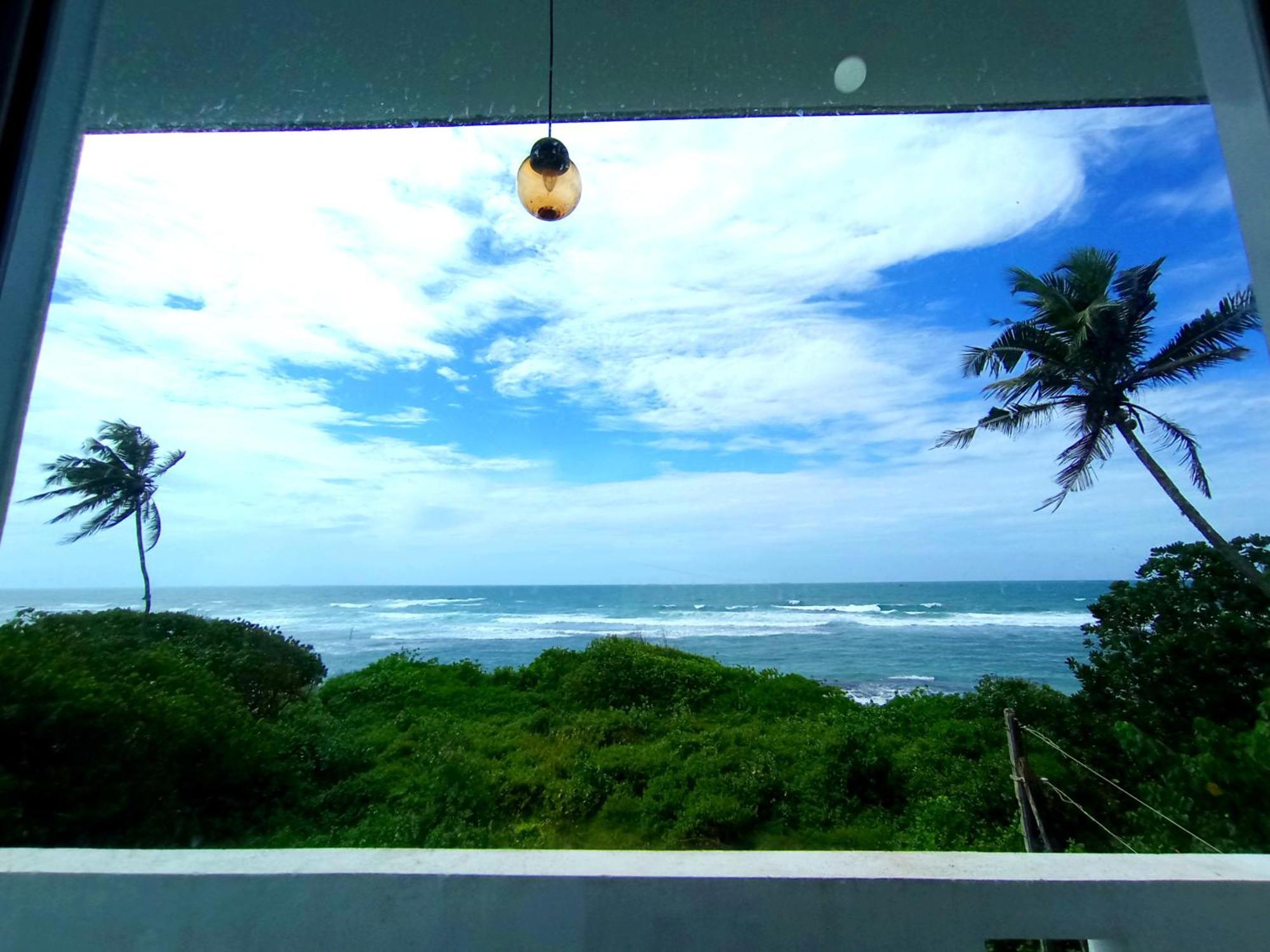 Blue Waves Ocean Mirissa Hotel Exterior photo